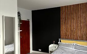Modern En Suite Bedroom Close To City Centre