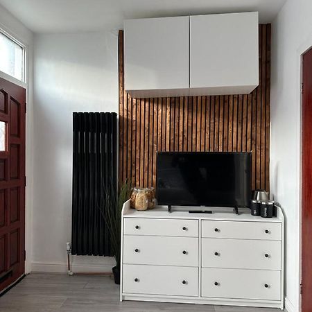 Modern En Suite Bedroom Close To City Centre Leeds  Exterior photo