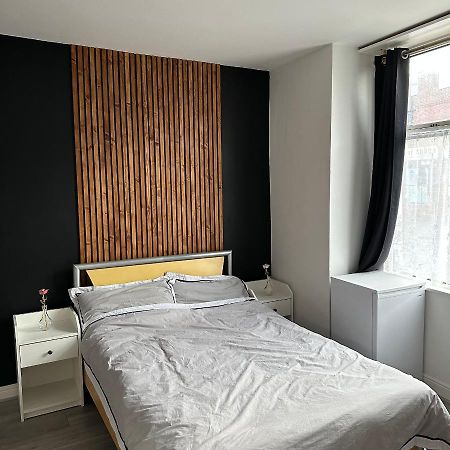 Modern En Suite Bedroom Close To City Centre Leeds  Exterior photo