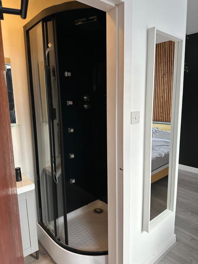 Modern En Suite Bedroom Close To City Centre Leeds  Exterior photo